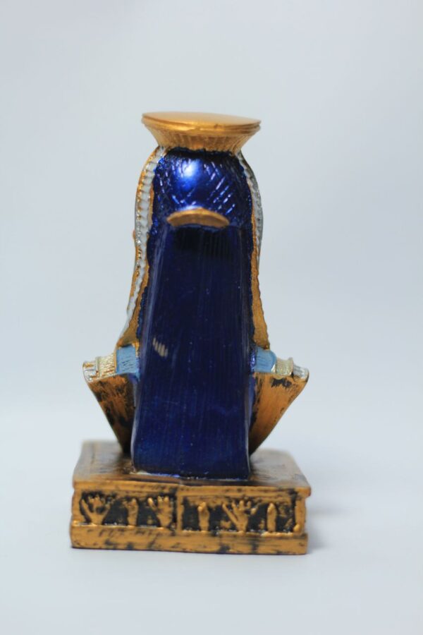 Queen Cleopatra Statue... A Masterpiece of Detail and the Spirit of History