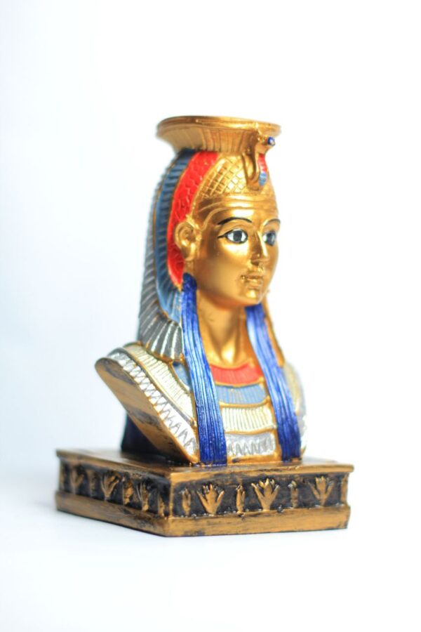 Queen Cleopatra Statue... A Masterpiece of Detail and the Spirit of History